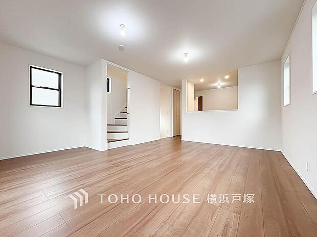 【Living room】家族が自然と集まる、心地よい時間が流れるリビング空間。ゆったりとした雰囲気の中で、くつろぎの時間を。