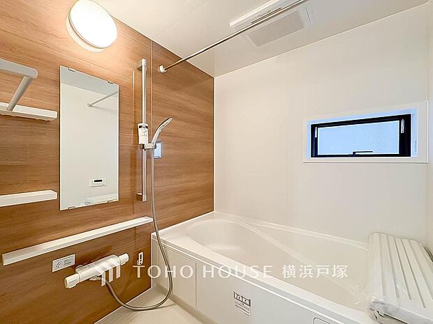 【Bathroom】リラックスできるよう優しいカラーをチョイスしました。時を忘れるほどのんびりできる空間に。