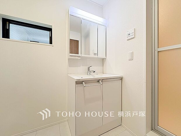 【Powder room】洗面化粧台にも収納スペースを設ける事により、散らかりやすい洗面スペースをスッキリ保てます。