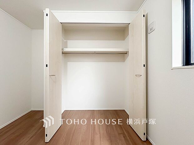 【Storage】整理整頓がしやすい収納スペース。日常の必需品をすっきり収納し、部屋を広く保つ機能的な設計。