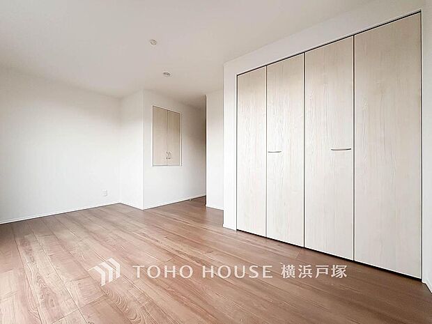 【Room】1日の疲れを癒し、心地よく寛げるようゆったりとした広さを確保。プライベートタイムをより優雅に。
