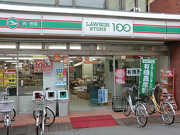 飲食料品や生活雑貨を取り揃え、周辺住民や通勤・通学者に便利なサービスを提供しています。ATMや宅配便受付などもあり、地域の暮らしをサポートしています。