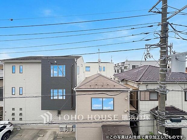 【View】青空が広がる開放的な眺望が、日々の暮らしに彩りを添えます。家族で空を眺めながら、ゆったりとした時間を過ごしませんか。