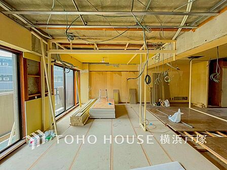 【Living room】広々としたリビングダイニングは、シックでモダンな内装。落ち着いた雰囲気に包まれて、伸びやかな空間の中で、ゆったりと家族団らんのひとときを過ごせます。2026年6月撮影