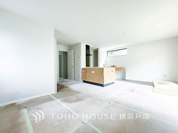 【Living room】明るく開放的な空間が広がるLDK。室内には豊かな陽光が注ぎ込み、爽やかな住空間を演出。