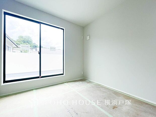 【Room】1日の疲れを癒し、心地よく寛げるようゆったりとした広さを確保しています。プライベートタイムをより優雅に穏やかに…。落ち着いた雰囲気を紡ぎます。