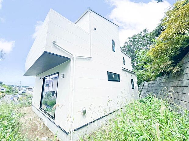 【Appearance】穏やかな風と陽光を導き、プライバシーに配慮された設計プランを採用し、居住性を一段と心地よいものに。