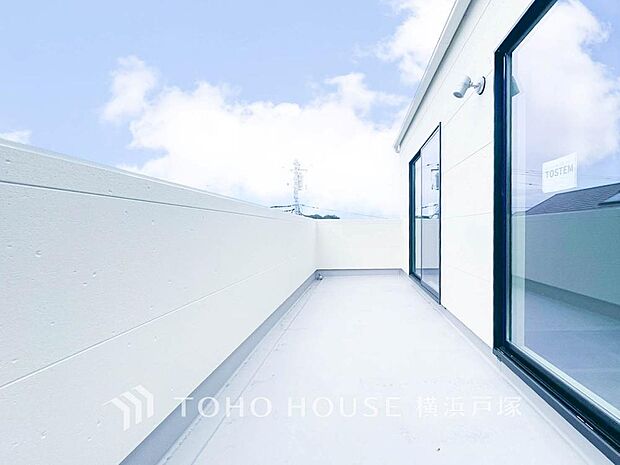 【Balcony】気持ちのいい空が見渡せる広いバルコニー。爽やかな風を感じて、心躍る素敵な暮らしがはじまります。