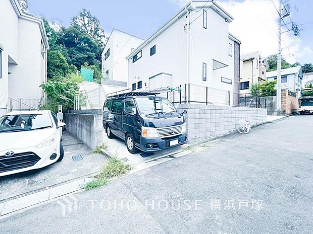 【Car space】住まいの外観と調和するカースペース。お車の乗り降りや荷物の出し入れも行いやすい駐車スペースです。