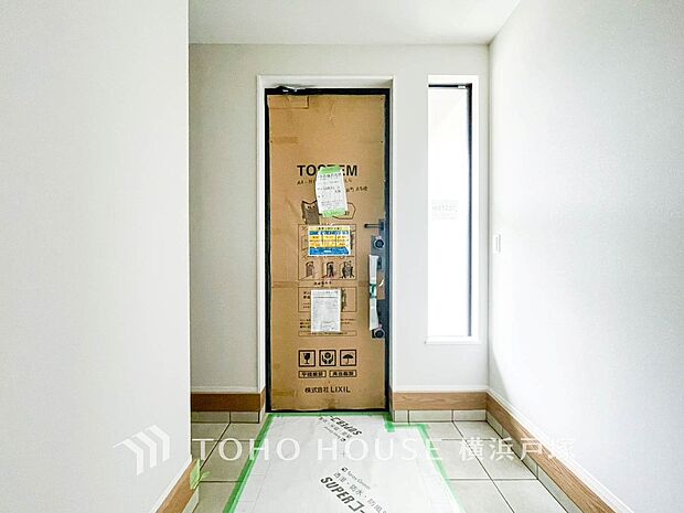 【Entrance】シンプルながらも洗練された印象の玄関スペース。住まいの入口として、さりげない良質感を感じられる空間です。