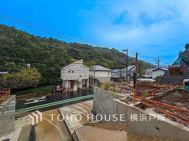 閑静な住宅街の陽当りに恵まれた土地。そこには一時のくつろぎが生まれゆっくりと愛着が育まれていきます。(2026.9撮影)