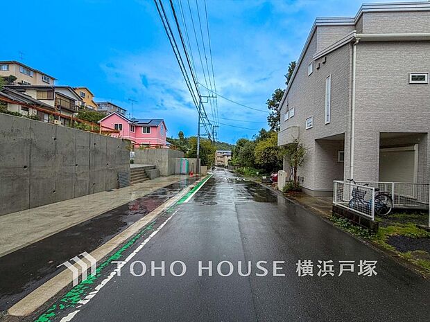 【Frontal road】忙しく過ぎゆく日常を置き去るほど、ゆったりした時間が流れる住環境。(2026.9撮影)