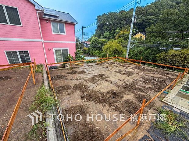 開放感あふれる街並みに包まれ、心地よい陽光が住まいを彩る穏やかな住環境です。(2026.9撮影)