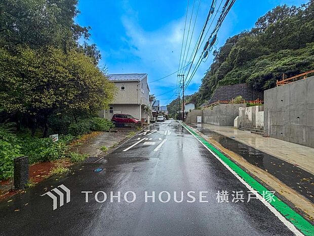 【Frontal road】周辺環境とのコラボレーションにより明るく開放的な空間を演出しております。(2026.9撮影)
