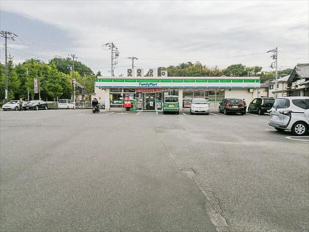 ファミリーマート本郷小学校前店(1700m)飲食料品や生活雑貨を取り揃え、周辺住民や通勤・通学者に便利なサービスを提供しています。ATMや宅配便受付などもあり、地域の暮らしをサポートしています。