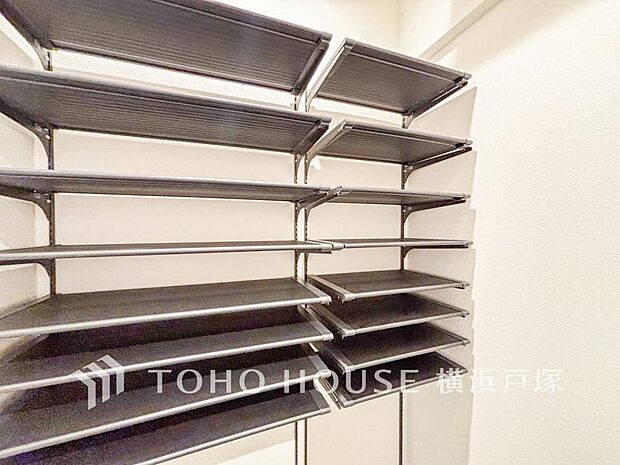 建物内部の収納には拘りました。共有部分に設けた収納。お荷物が多い方にも安心です。