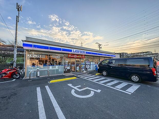 ローソン横浜鴨居町店まで約636m