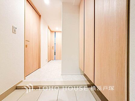 「Entrance」清潔感溢れる玄関がお出迎えする本邸宅の物語は、ここから始まる日常を期待させます。この場所には「希望」と「優越」で包み込んでくれる「特別」な空間があります。