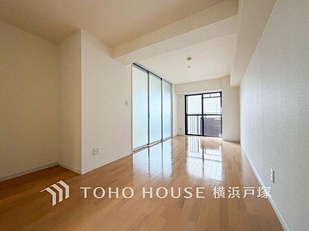 【Living room】シンプルで居心地の良いリビングスペース。家族の時間をゆったり楽しめる、温もりを感じる住まいの中心。