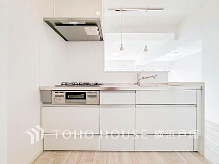 【Kitchen】夫婦そろってキッチンに立っても調理がしやすく余裕の広さ。家事をしながら会話も弾みます。