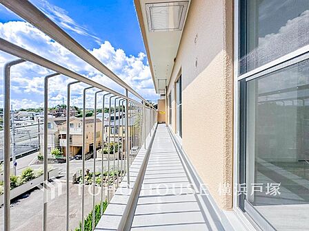 【Balcony】夜空の煌めきや、室内への通風や採光へ一役。ガーデニング等も充分に楽しめる広さを確保しております。