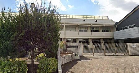 毎日の通学にも便利な立地で、お子さまのいるご家庭にも嬉しい教育環境が整っています。