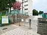 周辺：歴史と自然が息づく環境に位置する公立小学校。地域と深く繋がりながら、子どもたちの思いやりの心と自主性を育み、伸び伸びと健やかな成長を温かく支えています。