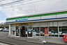 周辺：西八朔町の主要道路沿いに位置する立ち寄りやすいコンビニ。人気のファミチキや淹れたてコーヒーを取り揃え、駐車場完備でドライブ中の休憩やサッとした買出しに便利です。