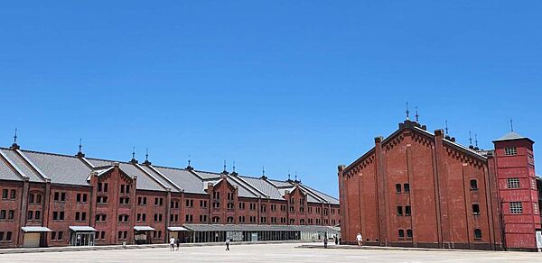 「横浜赤レンガ倉庫」は、歴史ある建物内に多彩なショップやカフェが集まる魅力的な施設です。身近にあることで日常のショッピングや休日のお散歩、外食を手軽に楽しむことができ、豊かな暮らしを叶えてくれます。