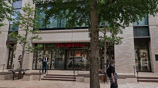 「まいばすけっと日本大通り駅西店」は、生鮮食品や日用品が揃う便利なお店です。朝早くから夜遅くまで営業しているため、お仕事帰りやお出かけ前のお買い物にも気軽に使えて毎日の生活を快適にサポートします。