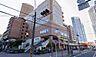 周辺：「ルリエ新川崎」は、暮らしに役立つ多彩な店舗や施設が入居する利便性の高いスポットです。毎日のちょっとしたお買い物から生活に必要な各種用事まで施設内でスムーズに済ませられ、快適な暮らしを支えます。