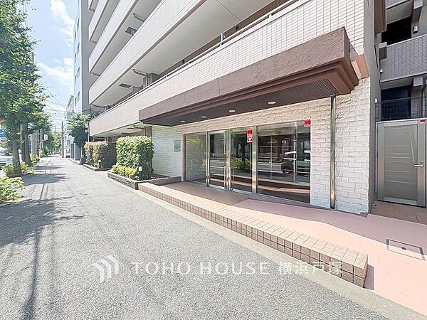 色合いも落ち着いた色を中心に構成され、重厚感のある雰囲気で居住者・来客者を迎えてくれます。