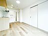 リビング/ダイニング：【Living room】明るく開放的な空間が広がるLDK。室内には豊かな陽光が注ぎ込み、爽やかな住空間を演出。