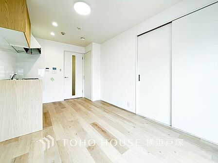 【Living room】明るく開放的な空間が広がるLDK。室内には豊かな陽光が注ぎ込み、爽やかな住空間を演出。