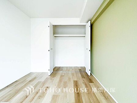 【Room】1日の疲れを癒し、心地よく寛げるようゆったりとした広さを確保しています。プライベートタイムをより優雅に穏やかに…。落ち着いた雰囲気を紡ぎます。