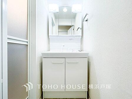 【Powder room】清潔感のあるプライベート空間は、身だしなみチェックや肌のお手入れに最適です。収納もあり、スッキリと見映えの良い空間に拵えました。時間に余裕とゆとりを持たせます。