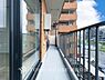 バルコニー：【Balcony】気持ちのいい空が見渡せる広いバルコニー。爽やかな風を感じて、心躍る素敵な暮らしがはじまります。