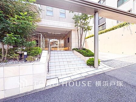色合いも落ち着いた色を中心に構成され、重厚感のある雰囲気で居住者・来客者を迎えてくれます。