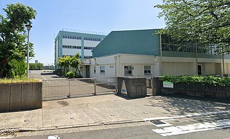横浜市立浦島小学校は、子どもの主体性と地域との繋がりを大切にする教育環境が魅力です。通学路も整備されており、毎日の登下校も安心。子育て世代にピッタリな、のびのびと学べる温かい住環境が整っています。