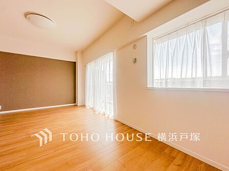 【Living room】ここにはみんなが集い、食事と楽しい会話が始まる。話に夢中になりすぎて、ついつい時を忘れてしまう。そんな束の間の幸せを感じさせてくれる場所。