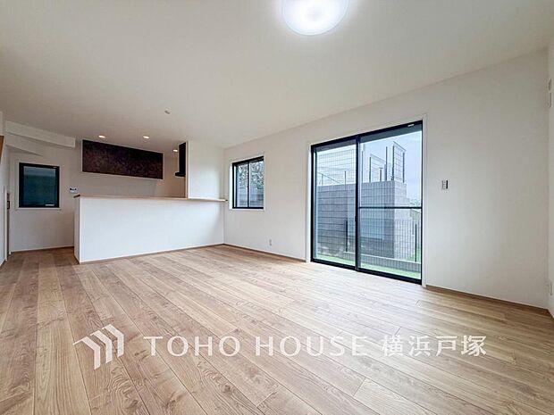 【Living room】明るく開放的な空間が広がるLDK。室内には豊かな陽光が注ぎ込み、爽やかな住空間を演出。(A号棟)