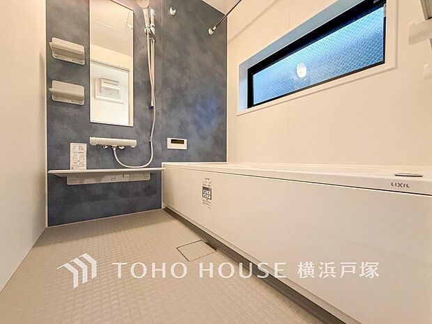 【Bathroom】1日の疲れを取り心身を癒すことができる住まいの中のリラクゼーション空間、リラックスできるよう優しいカラーをチョイスしました。時を忘れるほどのんびりできる空間に。(A号棟)