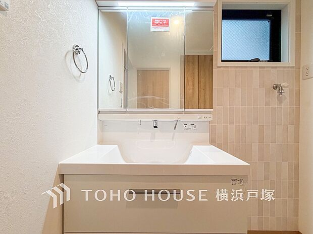 【Powder room】清潔感のあるプライベート空間は、身だしなみチェックや肌のお手入れに最適です。収納もあり、スッキリと見映えの良い空間に拵えました。時間に余裕とゆとりを持たせます。(A号棟)