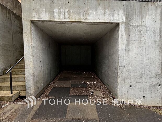 【Car space】雨の日のお出かけや荷物の積み下ろしにも配慮しやすい地下車庫。大切な愛車を風雨から守りながら、住まいへの動線もスムーズです。(A号棟)