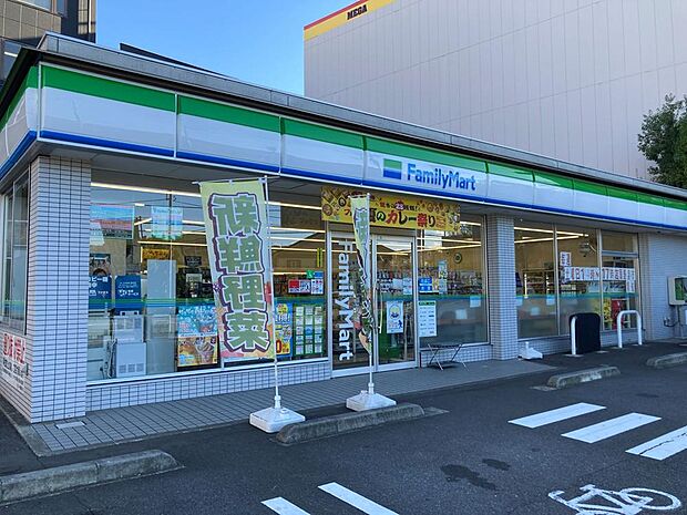 ファミリーマート横浜狩場町店まで約917m