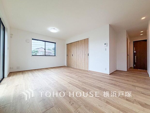 【Living room】ここにはみんなが集い、食事と楽しい会話が始まる。話に夢中になりすぎて、ついつい時を忘れてしまう。そんな束の間の幸せを感じさせてくれる場所。(A号棟)
