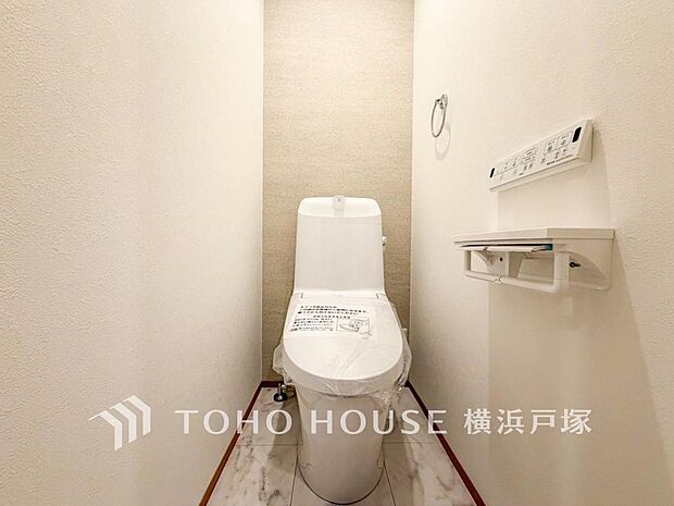 【Toilet】清潔感のあるトイレ空間。毎日快適に使えるよう配慮された仕様で、落ち着いて利用できる空間です。(A号棟)