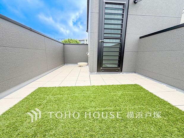 【Balcony】開放感いっぱいの眺望と共に光と風を享受するバルコニー。緑豊かな景観を眺めることができます。(A号棟)