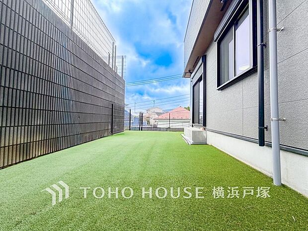 【Garden】毎日の暮らしの中に癒しを与えてくれるお庭スペース。小さなお子様の遊び場にもちょうど良い空間です。(A号棟)