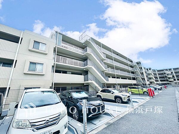 【Appearance】堂々たる趣ながら、主張し過ぎずどこか余裕を感じさせるシャープなフォルムで佇む邸宅は、晴天の空と照らし合わせる事で、本来あるべき完成形の姿を見せてくれます。